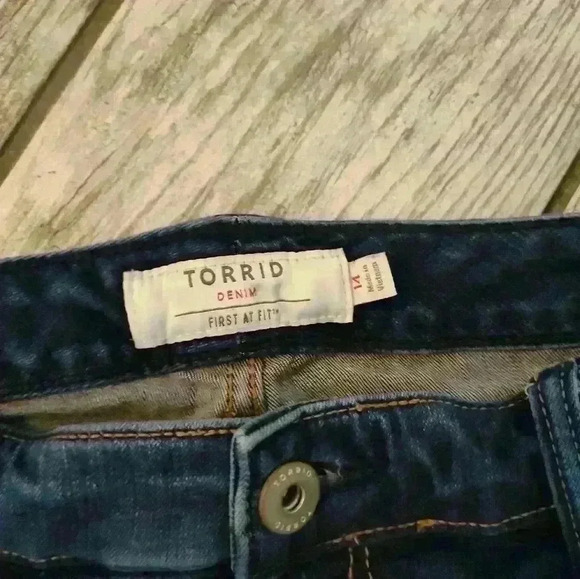 Torrid Jean Shorts, High-Rise Medium Blue Wash Size 14 #185 - Picture 2 of 3